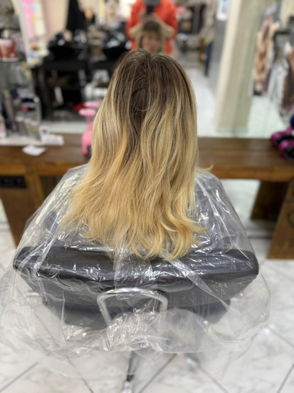 Vorher-Nachher Langzeitvergleich Balayage zeigt nach 6 Monaten ein gleichmäßiges, harmonisches Blond ohne Flecken oder harte Übergänge, haarschonend gefärbt mit Olaplex und eigener Technik in Konstanz Altstadt nahe Bahnhof und Fischmarkt, ideal für Kundinnen die Zeit und Geld sparen wollen