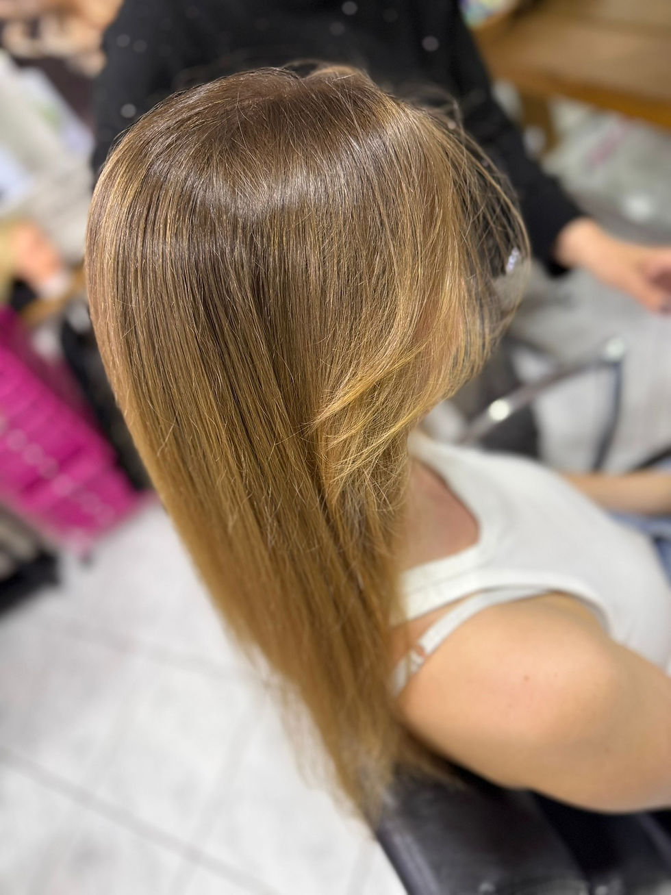 Balayage Paket mit eigener Technik und 47 Jahre Erfahrung, natürlicher Farbverlauf von Ansatz zu Spitzen mit Olaplex Treatment inclusive, haarschonend und umweltfreundlich umgesetzt, perfekte Abstimmung je nach Farbnuance, Haarwachstum und Pflege, weiche Wellen mit gesundem Glanz, langlebiges Ergebnis mit nur 1-2 x mal im Jahr Freshup, professionelle Balayage in Konstanz Altstadt am Bodensee, wenige Gehminuten vom Bahnhof oder Parkhaus Fischmarkt