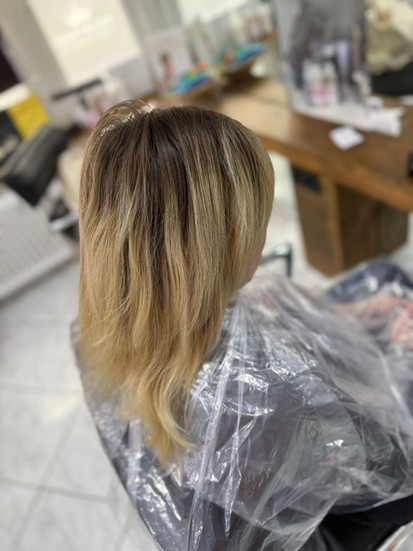 Balayage nach 6 Monaten in Konstanz Altstadt am Bodensee mit natürlichem Ansatz und weichem Farbverlauf ohne harte Kanten, leicht wärmeres Blond durch natürliche Entwicklung, weiterhin gleichmäßige Längen dank eigener Technik und Olaplex Treatment, Glow and Go Balayage für langlebige Ergebnisse mit minimalem Pflegeaufwand