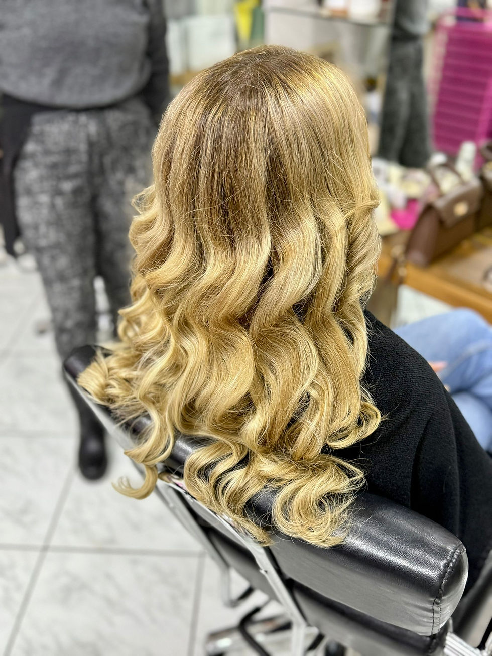 Nachher Lockenstyling mit nicht ausgekämmten Curls nach Color Correction, Balayage und Olaplex Behandlung im Friseur Konstanz Altstadt Bodensee, für lebendige Struktur und natürliche Fülle.