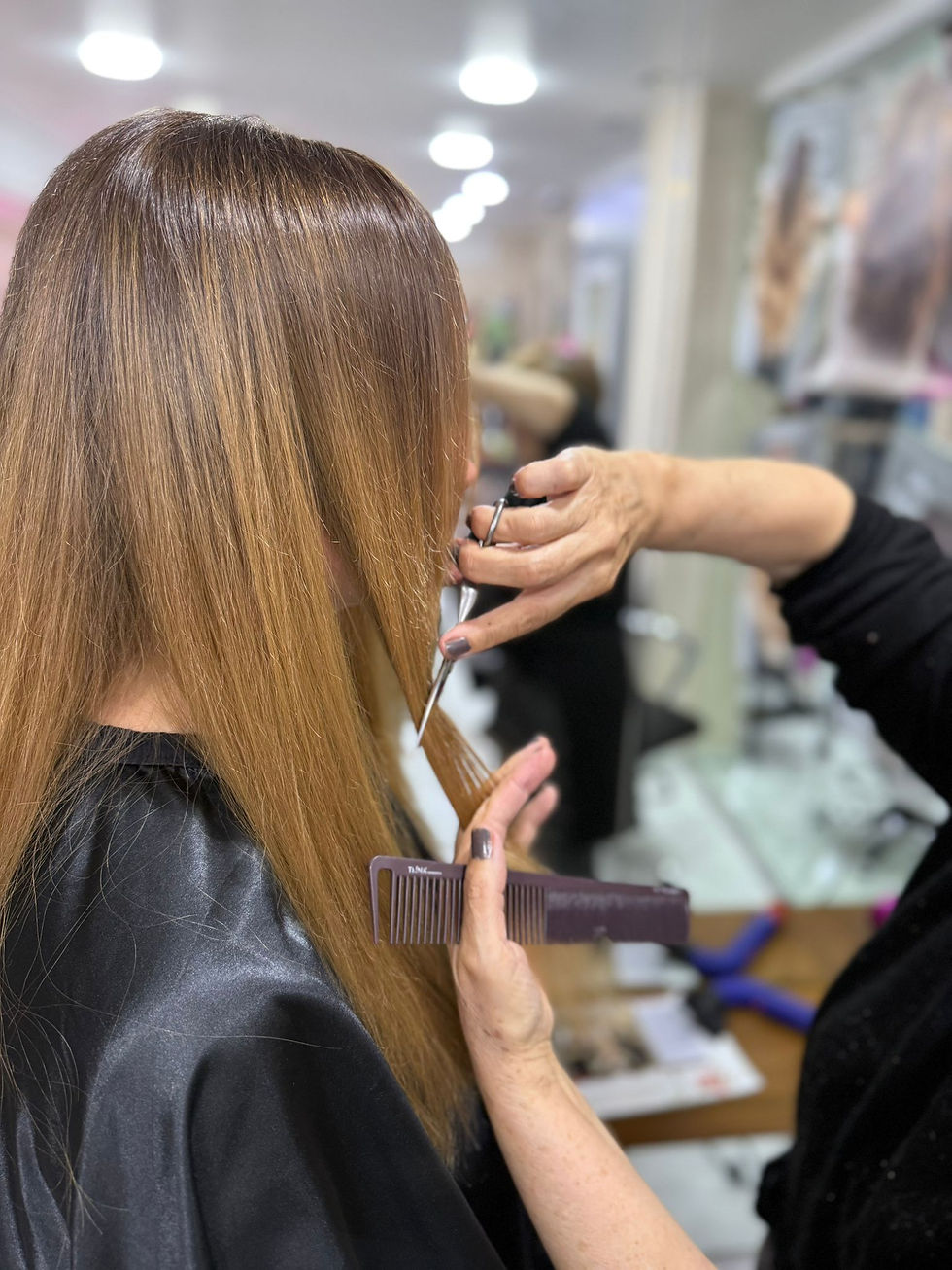 Balayage Paket mit eigener Technik und 47 Jahre Erfahrung, präziser Haarschnitt kombiniert mit natürlichem Balayage Verlauf, Olaplex Treatment inclusive für gesunde Haarstruktur, haarschonend und umweltfreundlich gearbeitet, individuelles Ergebnis je nach Farbnuance, Haarwachstum und Pflege, harmonische Linienführung mit langanhaltender Form, nur 1-2 x mal im Jahr Freshup, Friseur in Konstanz Altstadt am Bodensee, wenige Gehminuten vom Bahnhof oder Parkhaus Fischmarkt