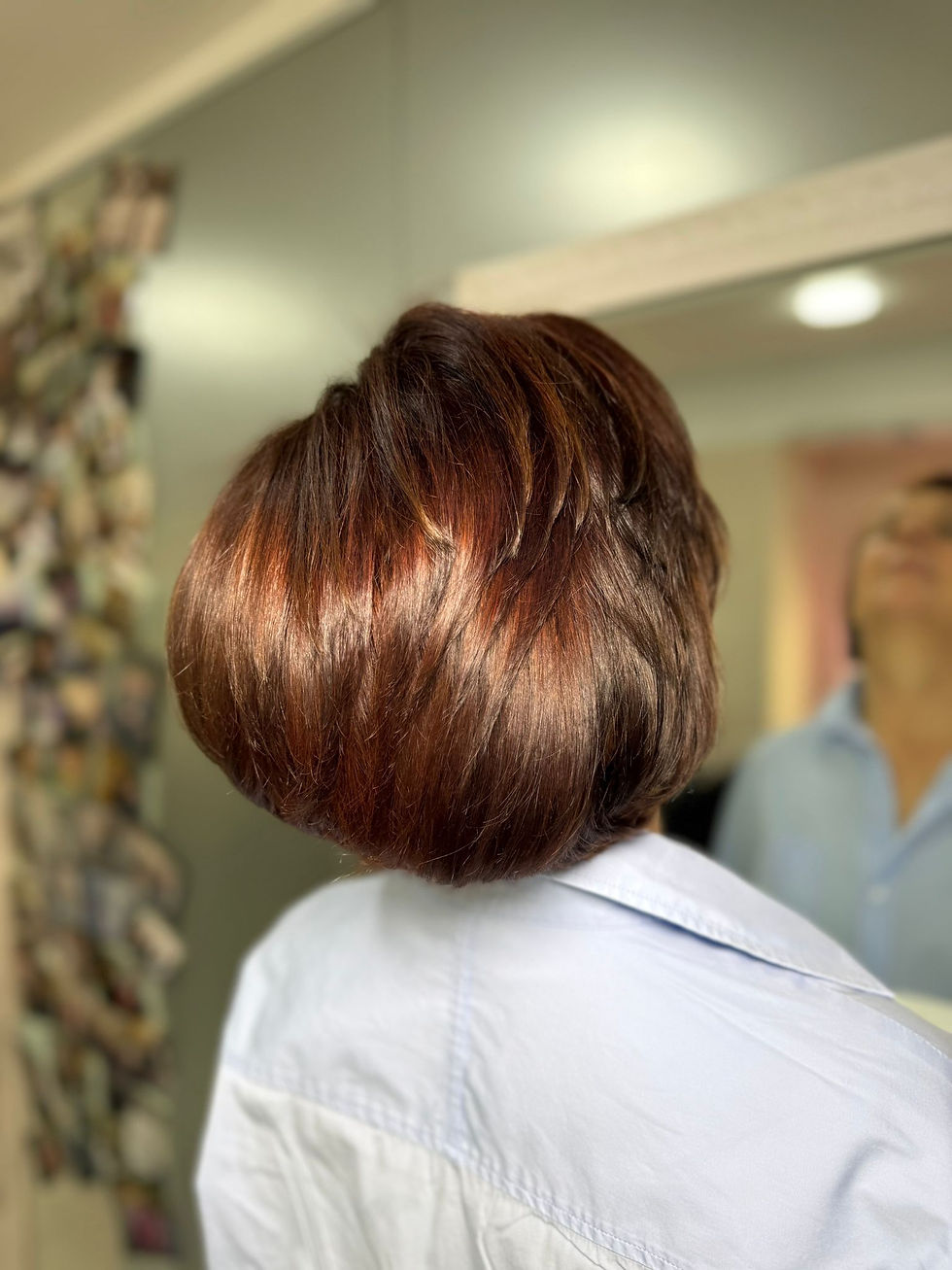 Rückansicht einer Kundin mit glänzendem kupferbraunen Bob im Friseursalon Pro Studio Konstanz am Bodensee, natürlich wirkende Haarfarbe mit warmen Reflexen nach Farbveredelung mit Wella EOS Pflanzenfarbe, intensiver Olaplex Pflege und professioneller Balayage Technik.

