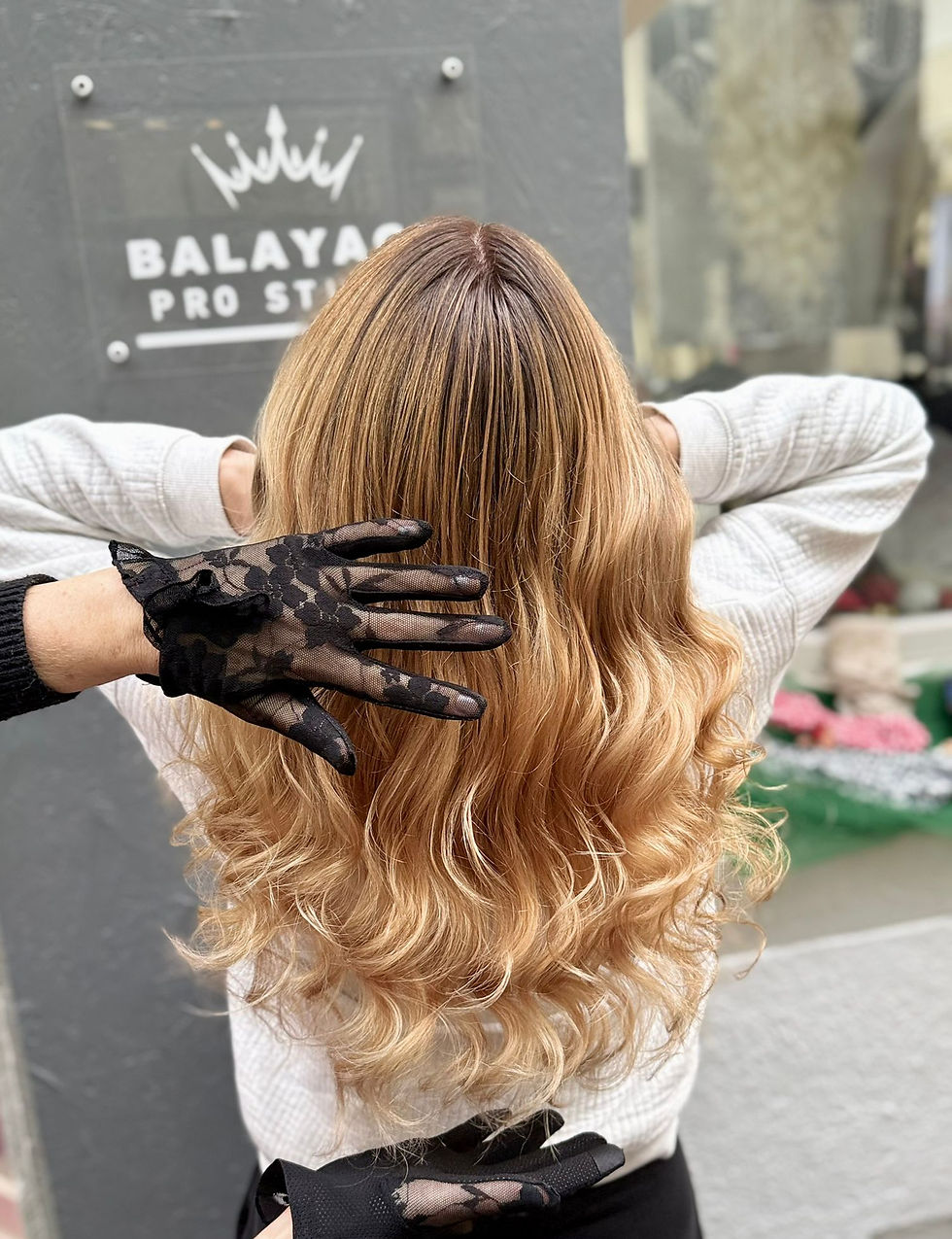 Haarschonende Balayage im Balayage Pro Studio am Bodensee. Die individuelle Platzierung der Highlights erfolgt mit unserer eigenen Balayage Technik Erfindung und sorgt für weiche Übergänge ohne harte Kanten. Die Friseurmeisterin mit 47 Jahren Berufserfahrung entwickelt jedes Ergebnis persönlich und individuell.