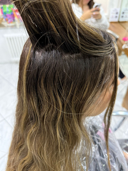 Haar mit unregelmäßigen Farbtönen und Kanten – Vorherzustand vor Farbkorrektur Balayage Konstanz.