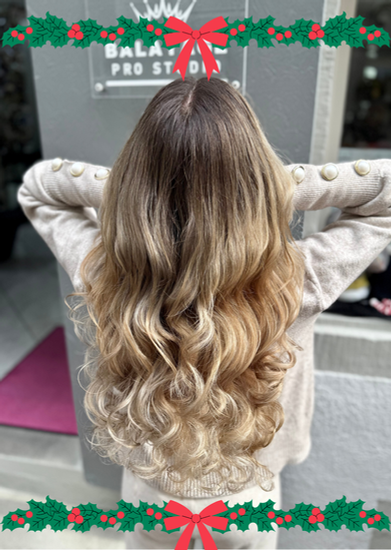 Erfahrene Friseurmeisterin arbeitet konzentriert an Balayage-Technik im Balayage Pro Studio Konstanz.