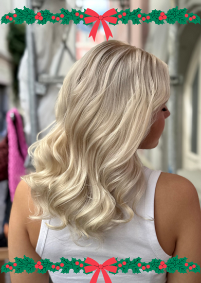 Zufriedene Kundin mit frisch gestyltem Haar und Lächeln nach Glow & Go Paket in Konstanz.