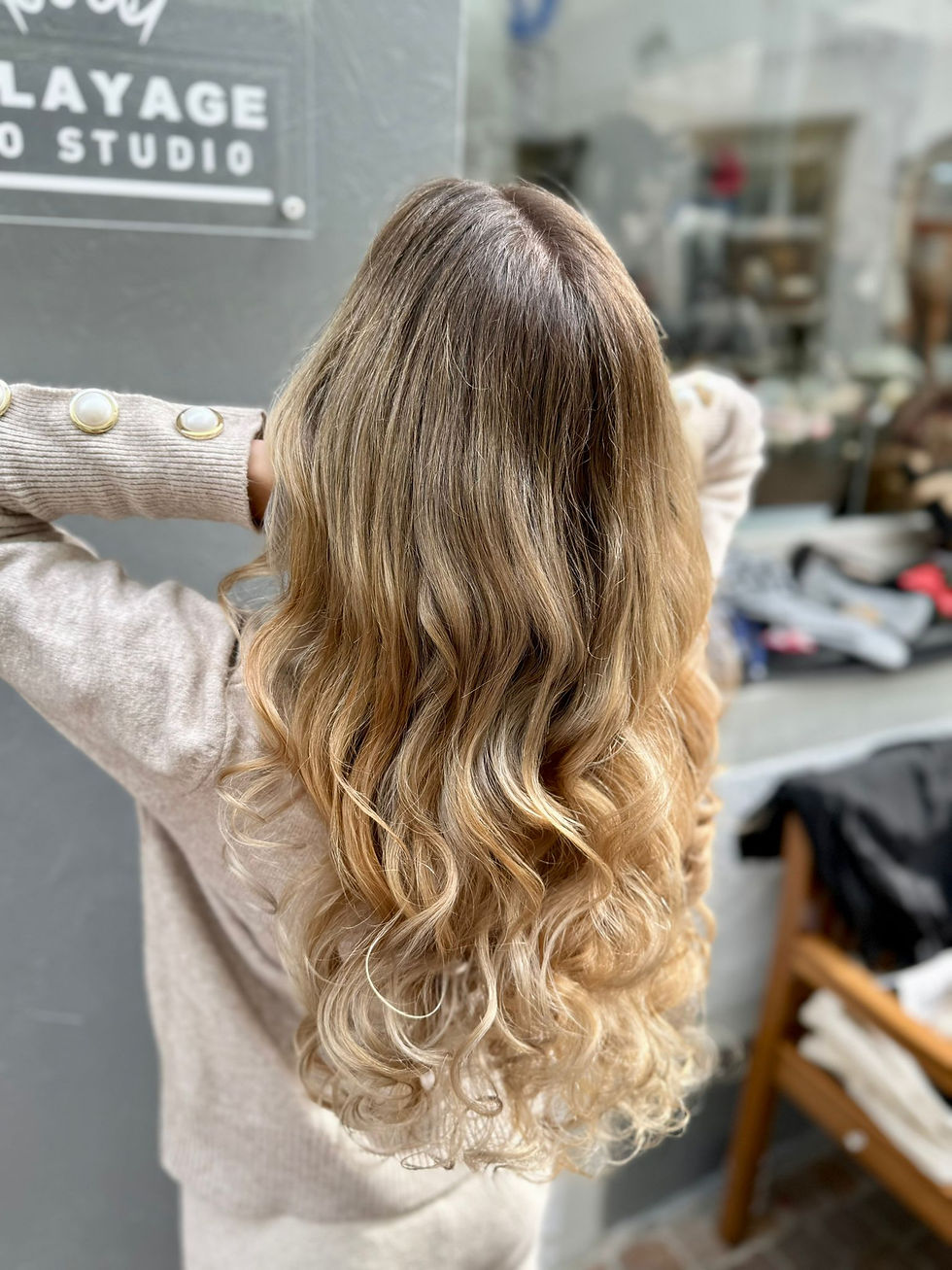 Ergebnis nach Farbkorrektur im Balayage Pro Studio Konstanz – weicher Farbverlauf ohne Kanten, kühler Blond Beige Ton mit multidimensionalem Glanz.