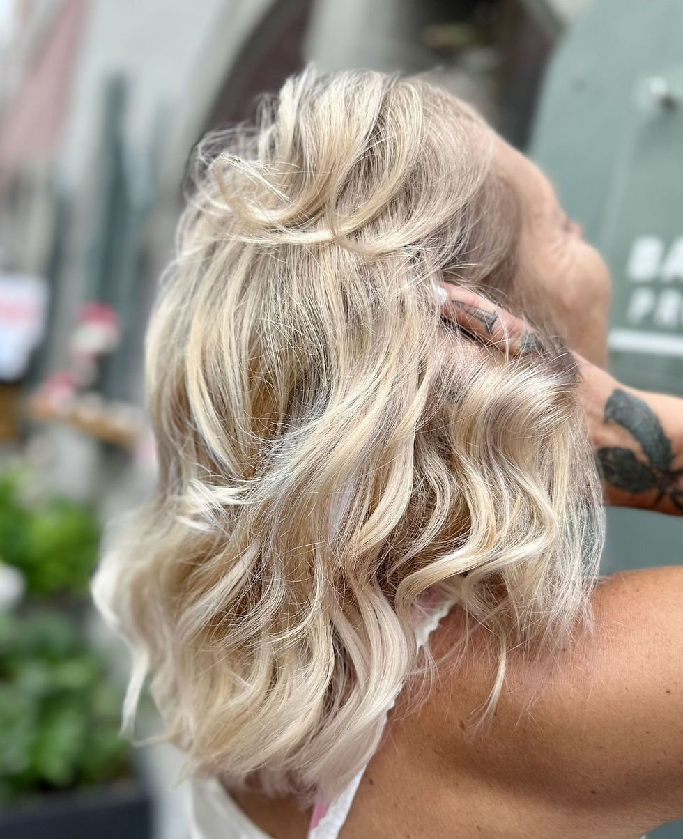 Vorher-Nachher Vergleich einer Haarverwandlung mit Balayage und Tape-Extensions im Balayage Pro Studio Konstanz – natürliche Blondtöne mit Dimension und Fülle.