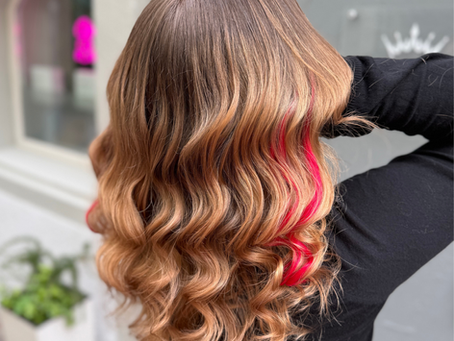 Weihnachtliche Geschenkidee für gesunde, glänzende Haare: Das Balayage Pro Studio Konstanz bietet mit dem Glow & Go Paket eine haarschonende Balayage mit Olaplex-Pflege, Glossing, Schnitt und Styling. Perfekt zum Verschenken für Weihnachten, Wichteln oder als Beauty-Erlebnis für sich selbst. Im Herzen der Altstadt von Konstanz am Bodensee kreiert die Friseurmeisterin mit 45 Jahren Erfahrung natürliche Farbverläufe, sanfte Dimensionen und strahlenden Glanz – mit weniger Chemie, weniger Folien und maximaler Pflege. Ideal für alle, die auf Qualität, Nachhaltigkeit und persönliche Beratung setzen. Ob Balayage, Bondings, Tapes oder Olaplex – hier entstehen individuelle Looks, die zu Haarstruktur, Hautfarbe und Lifestyle passen. Exklusiv, persönlich und ganz ohne Paralleltermine – für ein Friseurerlebnis voller Ruhe, Vertrauen und Wow-Effekt.