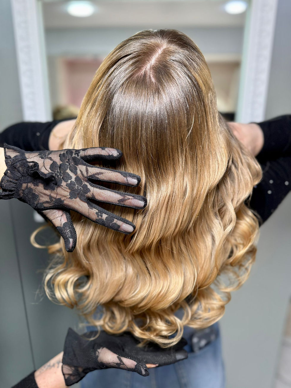 Nachher Bild einer professionellen Balayage Color Correction mit weichen Übergängen, natürlichem Beige-Blond und glänzenden Wellen. Der dunklere Ansatz verschmilzt harmonisch mit den hellen Längen für ein luxuriöses Finish.
