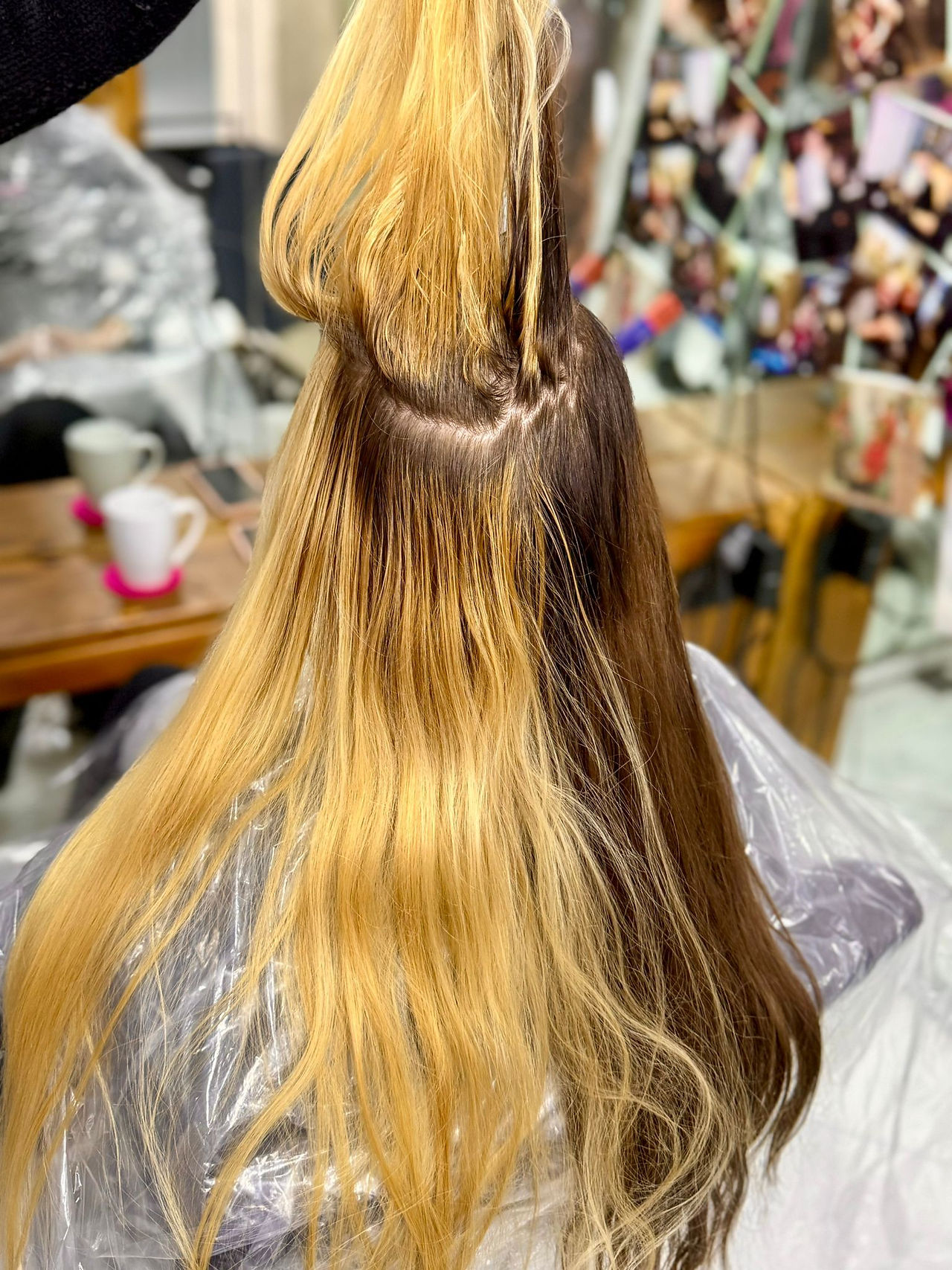 Vorher Haarfarbe mit mehreren Blondnuancen durch frühere Färbungen, geeignet für Color Correction.