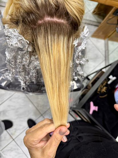 Haar mit herausgewachsener Balayage, dunklem Naturansatz und warmen Spitzen, Farbverlauf wirkt hart und unnatürlich, professionelle Behandlung im Balayage Studio Konstanz