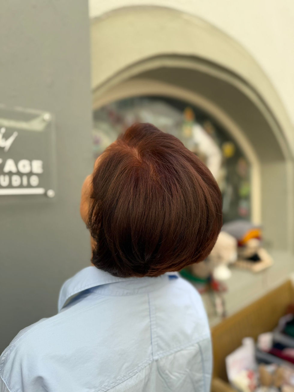 Friseurhände mit weißen Spitzenhandschuhen präsentieren glänzenden kupferbraunen Bob nach Behandlung mit Wella EOS Pflanzenfarbe und Olaplex Pflege im Pro Studio Konstanz Bodensee, natürliche Farbveredelung mit Balayage Technik.

Bildunterschrift: