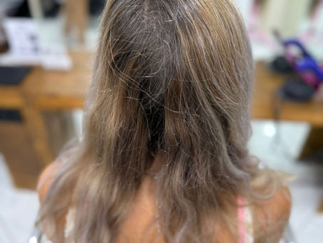 Vorher-Nachher Vergleich einer Haarverwandlung mit Balayage und Tape-Extensions im Balayage Pro Studio Konstanz – natürliche Blondtöne mit Dimension und Fülle.