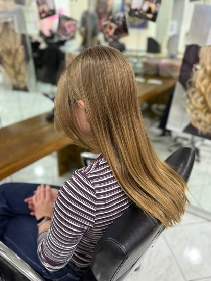 Vorherfoto langes, glattes Haar ohne Volumen, Kundin vor Curl & Go Behandlung im Balayage Pro Studio Konstanz.  2️⃣