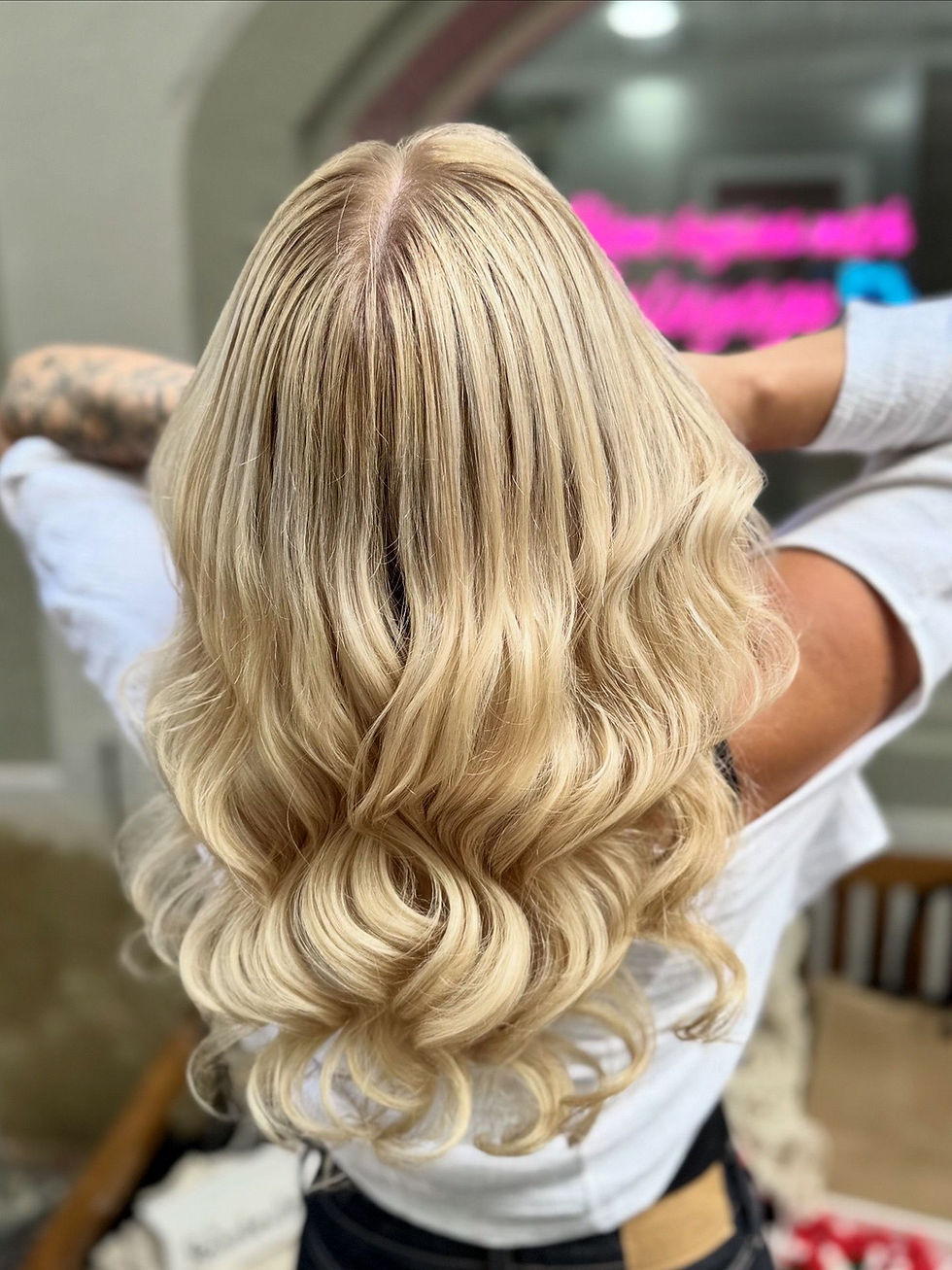Blond-Balayage mit natürlichen Übergängen und strahlendem Glanz, Friseur Balayage Pro Studio Konstanz, Olaplex, Bodensee, Altstadt, individuelle Signatur-Technik für sanfte, langlebige Farbverläufe.