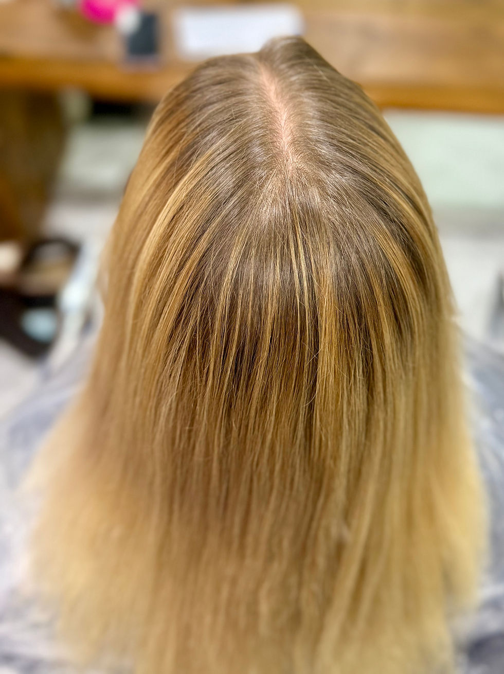 balayage pro studio konstanz bodensee schweiz zürich Face-Framing Highlights Tape-Verdichtung Tapes Olaplex Treatment Glossing skandinavisches Blond Echthaar skandinavischen It-Girls fein empfindlich