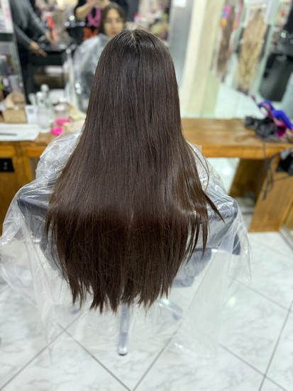 Überlange Haare Naturfarbe Konstanz – Vorher Bild lange Haare bis zum Po, flache Haare ohne Struktur, Balayage Konstanz, Friseur Altstadt Konstanz, Balayage Spezialist Konstanz.