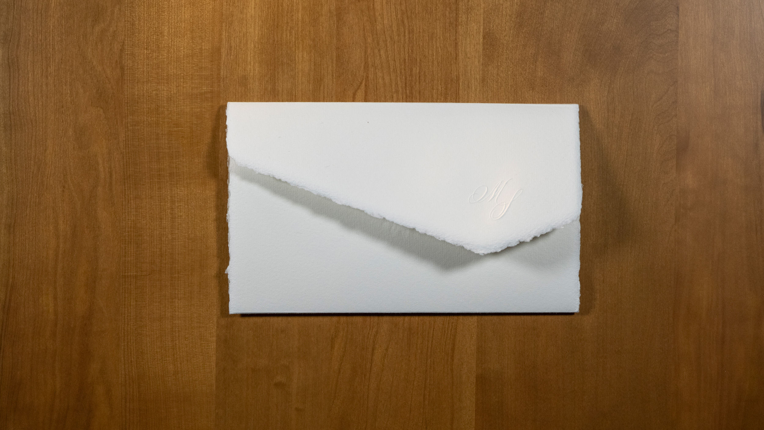 Stampa iniziali in rilievo a secco su cartoncino a tre ante