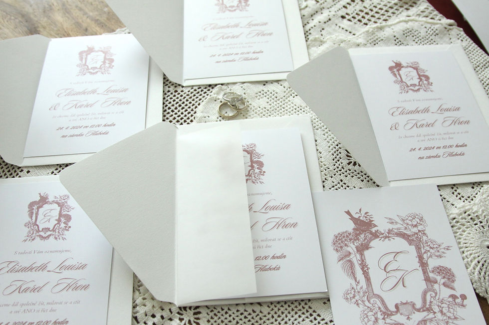Miniatura: Svatební oznámení pudrové růžové, pudr rose v zámeckém vintage elegantním stylu s erbem a monogramy.