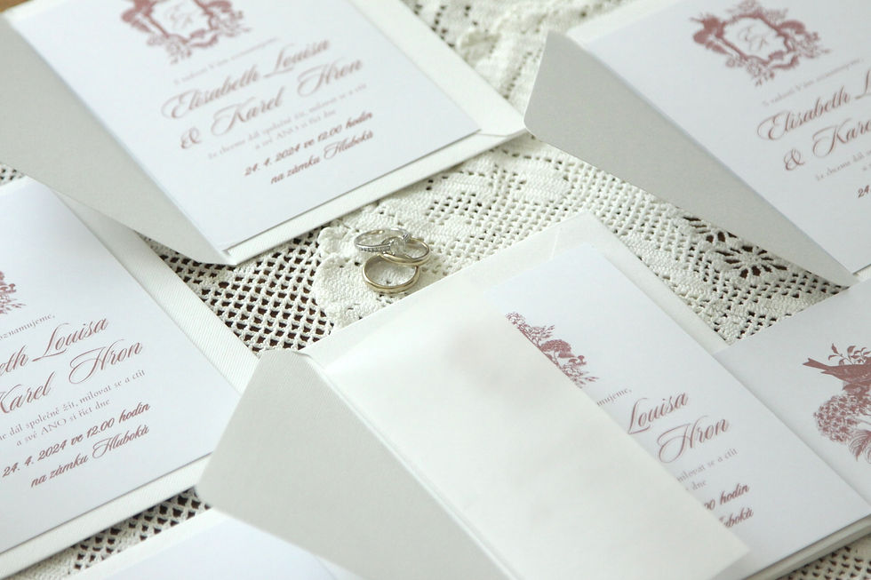 Miniatura: Svatební oznámení pudrové růžové, pudr rose v zámeckém vintage elegantním stylu s erbem a monogramy.