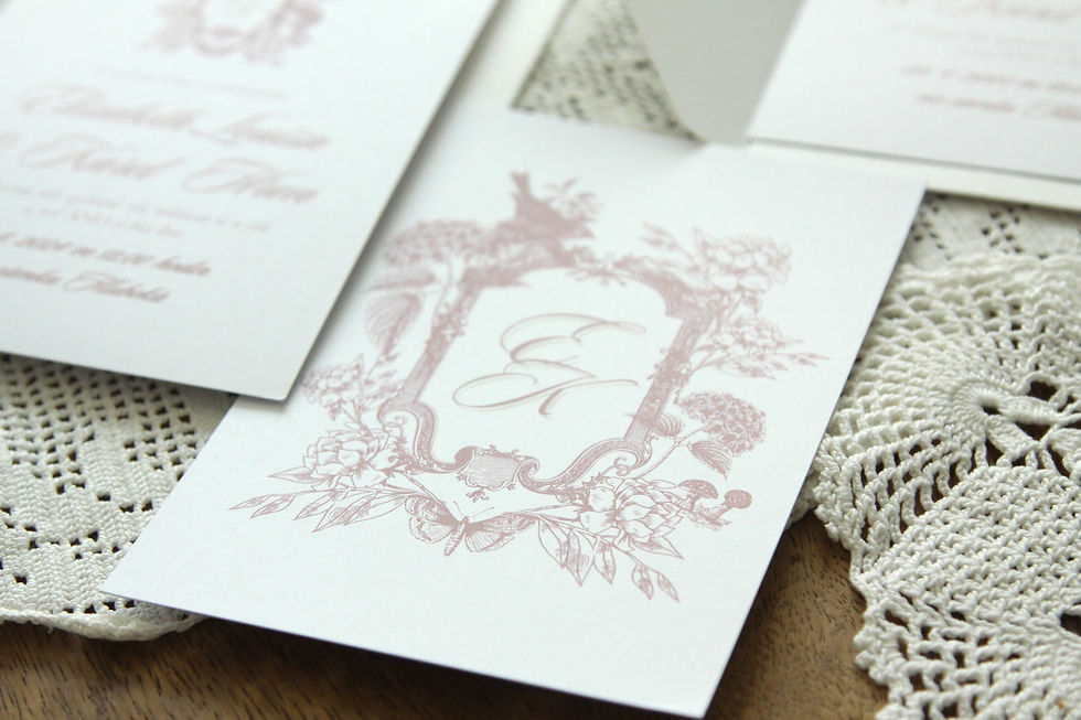 Miniatura: Svatební oznámení pudrové růžové, pudr rose v zámeckém vintage elegantním stylu s erbem a monogramy.
