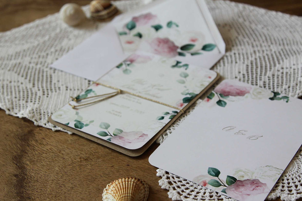 Miniatura: Svatební oznámení Pivoňková zahrada s bílými a pudrově růžovými pivoňkovými růžemi ve stylech boho a rustikálním, v krémové.