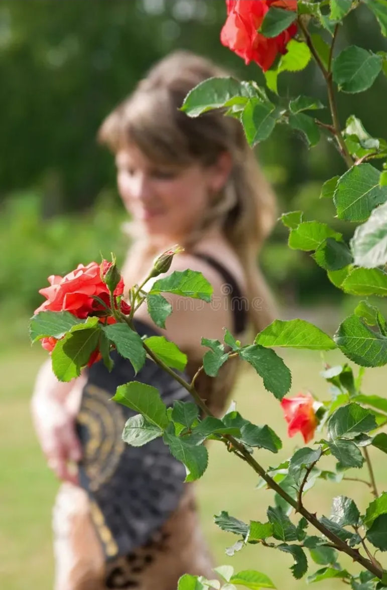 photo femme eventail roses.jpg