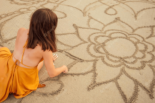 Photo femme plage mandala.png