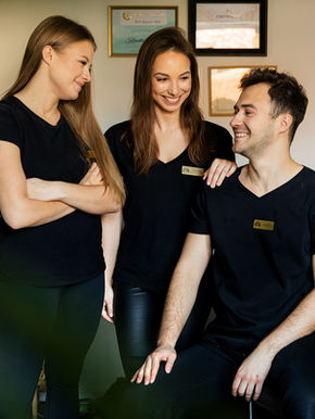 Ujęcia z salonu masażu przedstawiające różne zabiegi i relaksującą atmosferę dla klientów.