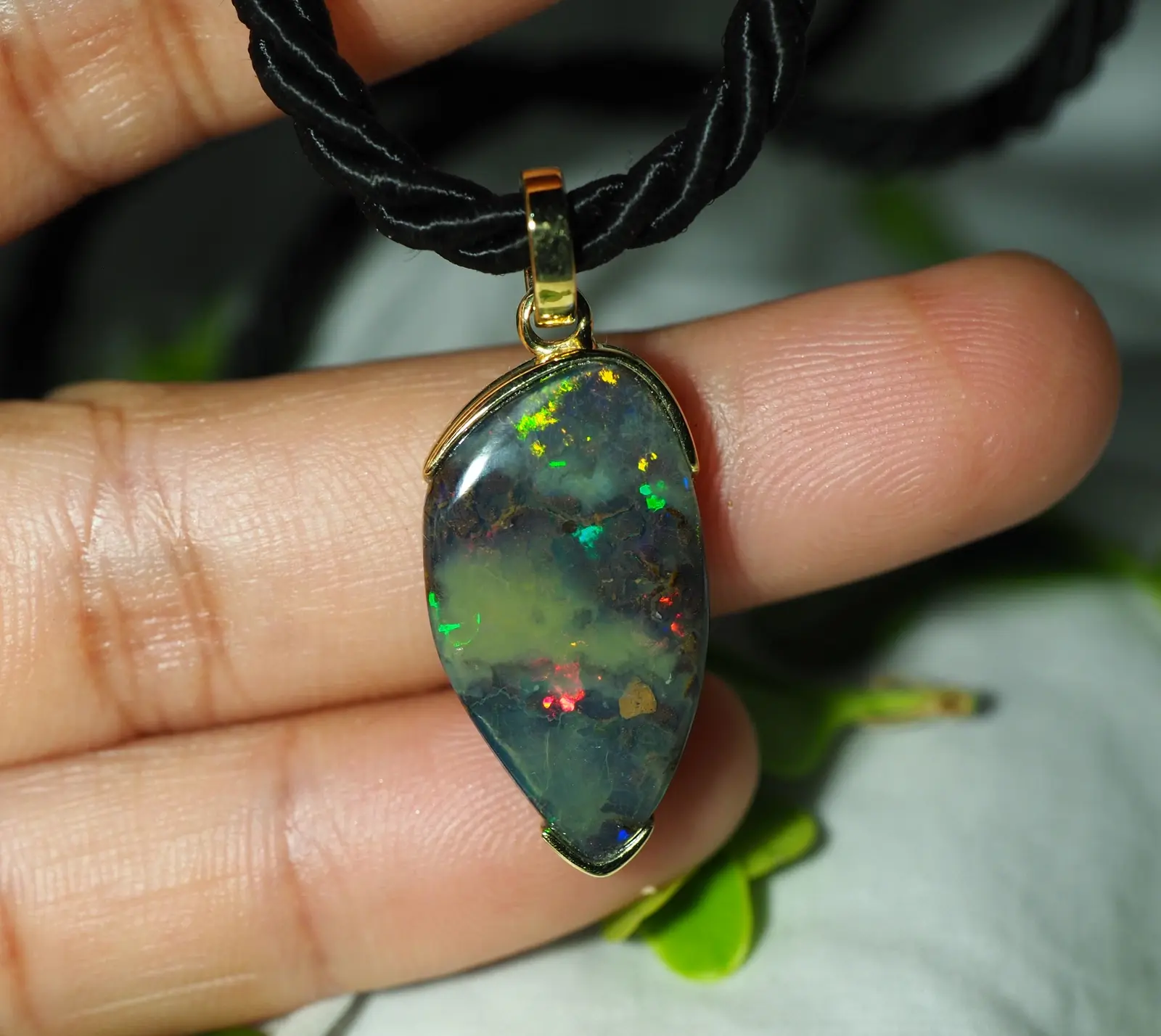 15.30CT 14CT GOLD PENDANT WITH BOULDER OPAL N17