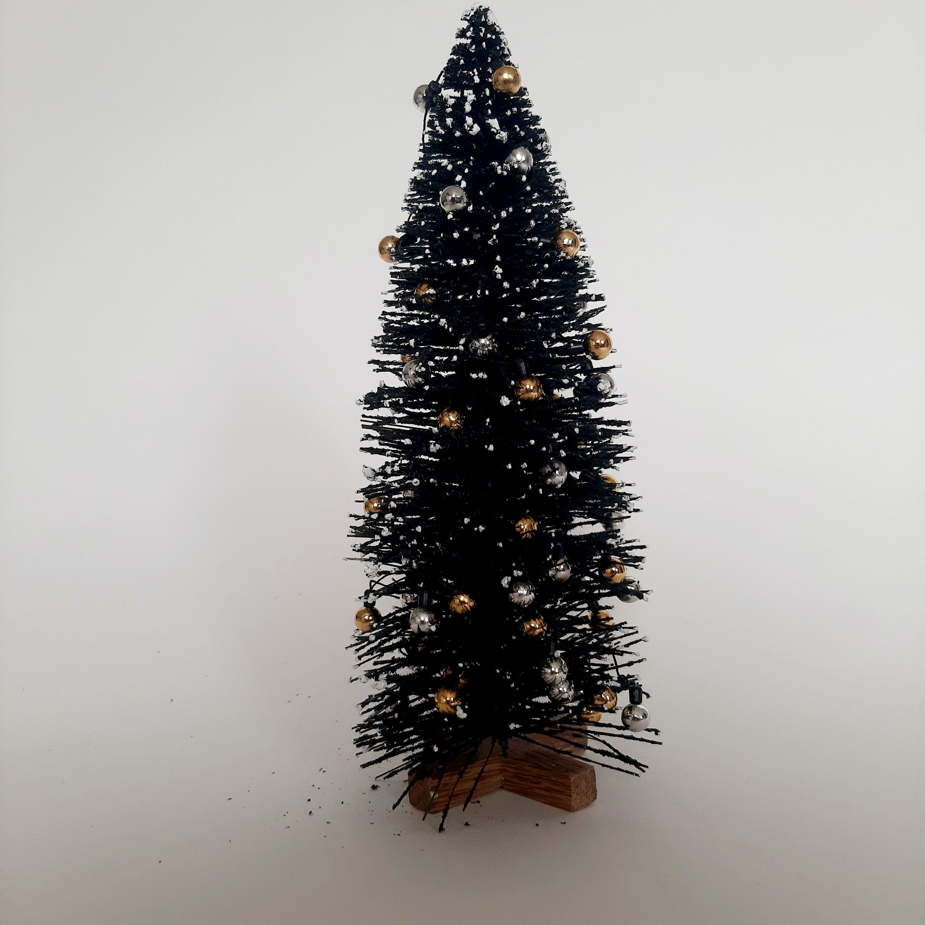 Vánoční stromeček s dřevěným podstavcem