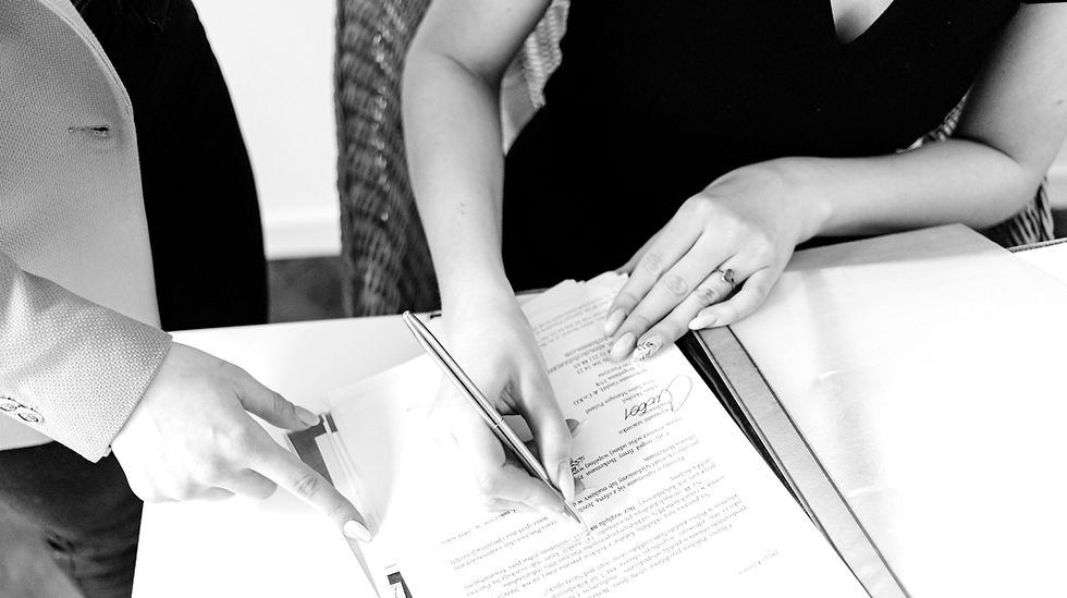 Dos personas firmando y revisando documentación para la solicitud de una patente comercial en Chile