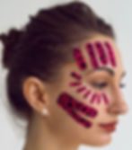 Anti-Aging Gesichtsmassage mit Beauty Tapes zur natürlichen Hautstraffung und Regeneration.