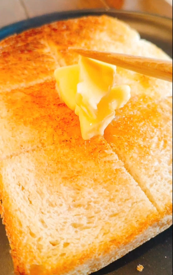 焼いたトース トにバターを塗る様子