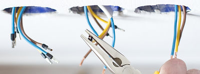 Elektriker verbindet Drähte mit Zange