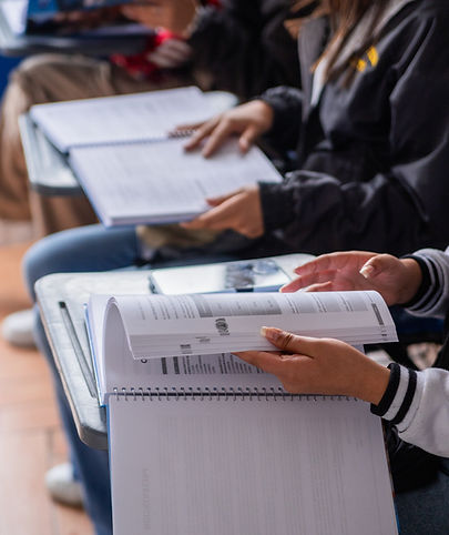 ESTUDIANTES EN AULA3.jpg