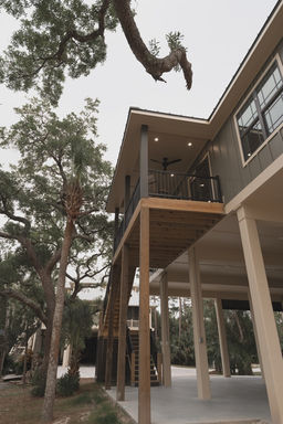 'Right-sized' coastal living is perfectly balanced in this beach getaway in Port St. Joe, Florida. Designed by architect James Knight of Reynard Custom Homes, this home is proof that sometimes the best vacations are the simplest.

Spanning 1,298 heated square feet, the 2-bedroom, 2-bathroom layout is meticulously planned for comfort and style on a 0.3-acre lot. Every detail, beautifully captured by Kalyn Kight photography, showcases a perfect blend of high-end custom craftsmanship and relaxed beach house charm.