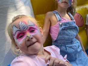 Spelende kinderen op Les Couleurs de Montmartre