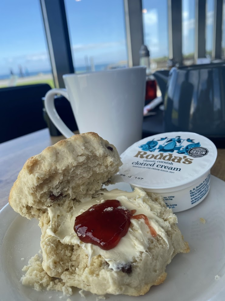scones met clotted cream en aardbeienkonfituur