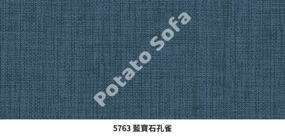 5763 藍寶石孔雀 沙發的耐用性，始於對面料的堅持。嚴選專業大廠研發之「57系列 守衛盾™」貓抓皮。專為解決傳統皮革易硬化與龜裂問題，透過微分子保護技術，有效阻隔日常油脂滲透，確保沙發在使用多年後仍能保有初衷的柔軟觸感。這款面料具備業界頂標的 SGS 20 萬轉耐磨耗認證。