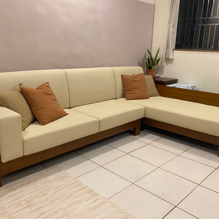 客廳 L 型沙發木框搭配馬鈴薯沙發訂製的淺米色整套座背墊。