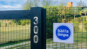 Placas de identificação das casas dos associados.
