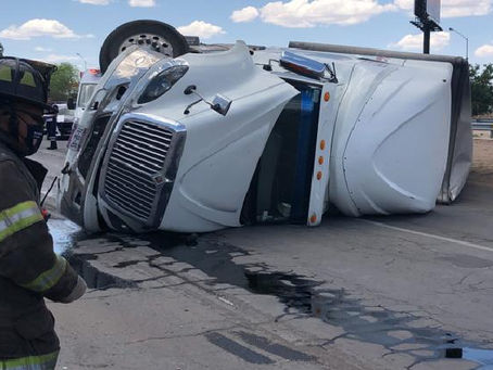 Volcó trailer en Nogales e Industrias