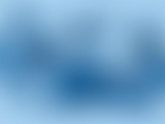 Ilustración en tonos azules que muestra tres profesionales conectados digitalmente: un técnico con casco usando una tablet, un gerente analizando dashboards en un laptop y una trabajadora escaneando cajas con su teléfono. Entre ellos fluyen íconos de automatización, notificaciones, PDFs y gráficos, representando cómo AppSheet y Power BI optimizan procesos operativos para PYMEs.