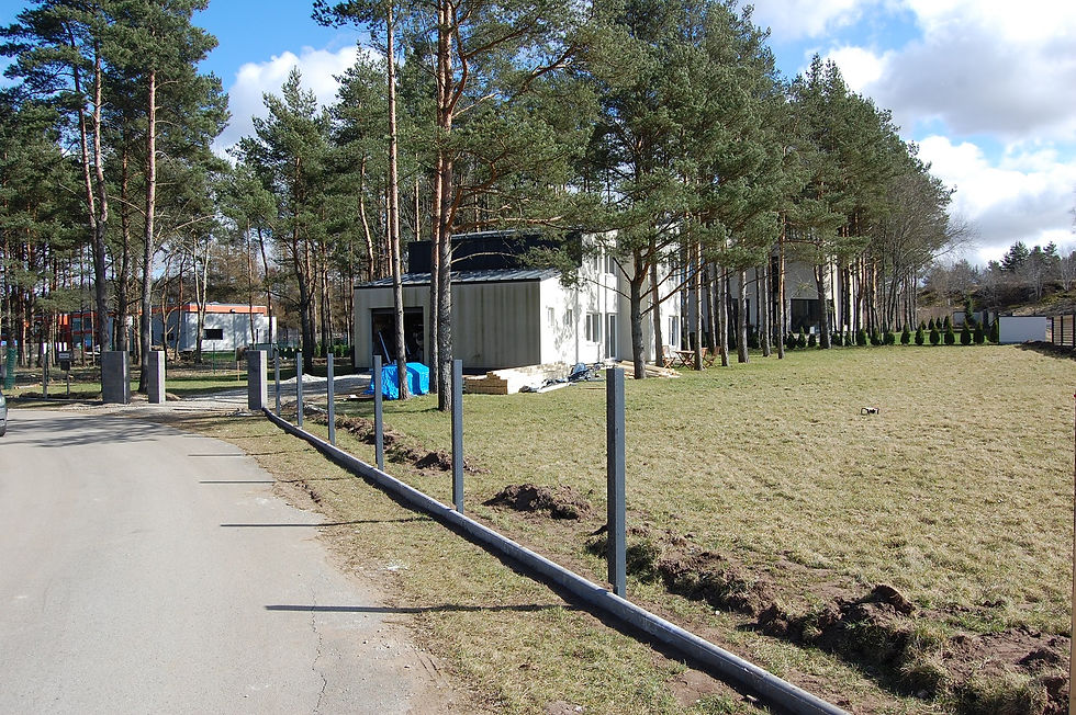 Paigaldatud aiapostid ning sokkel