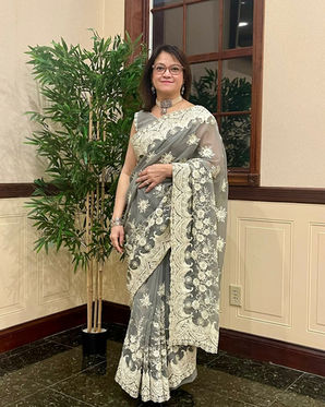 Our fabulous client looking absolutely stunning in our Bengal Looms Saree