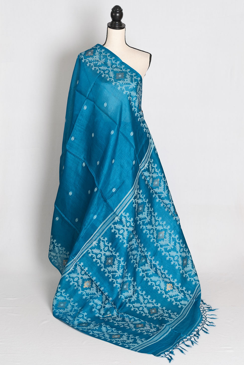 Turquoise blue Bengal Tussar Jamdani silk saree featuring light blue woven Jamdani motifs, ornate pallu