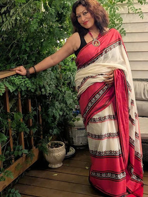 Our fabulous client looking absolutely stunning in our Bengal Looms Saree