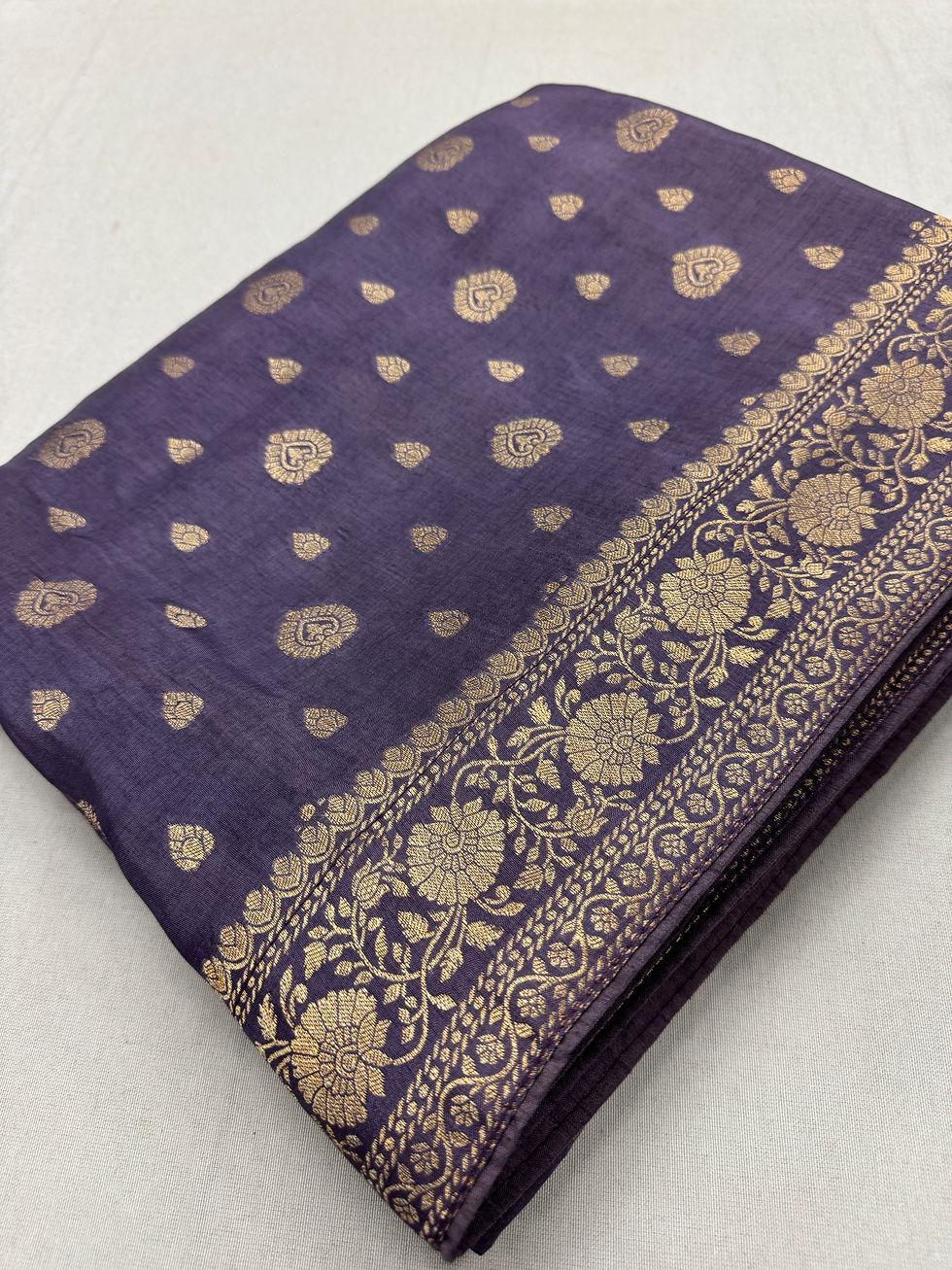 Extended view of the mauve dola silk Banarasi saree showcasing its heavy gold zari woven pallu.